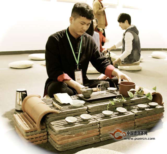 学校领导春节期间慰问一线职工|十大外围足球平台app(图1) 十大外围足球大平台